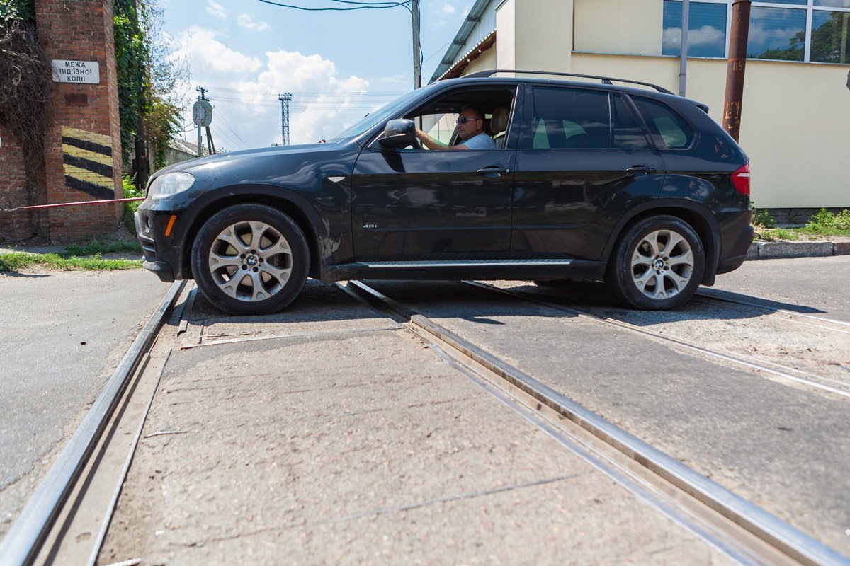 Состояние железнодорожного переезда также не радует глаз