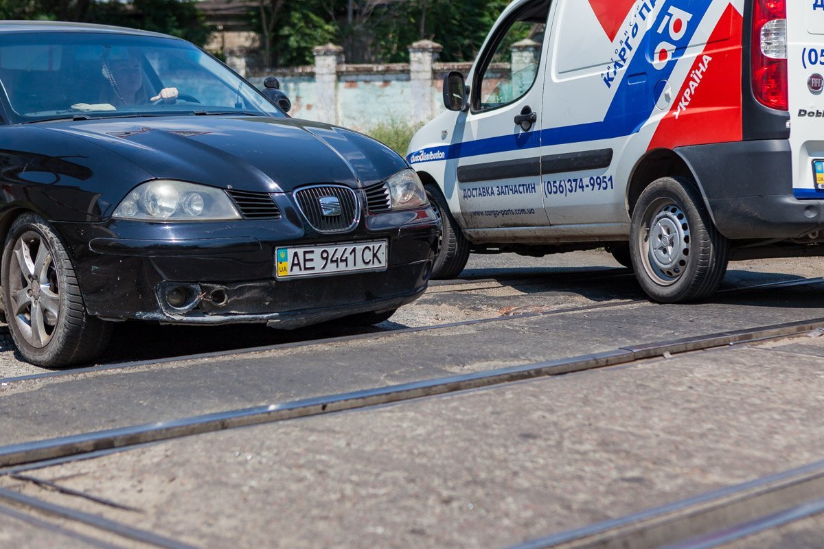 Опасный участок дороги водители проезжают очень медленно и осторожно