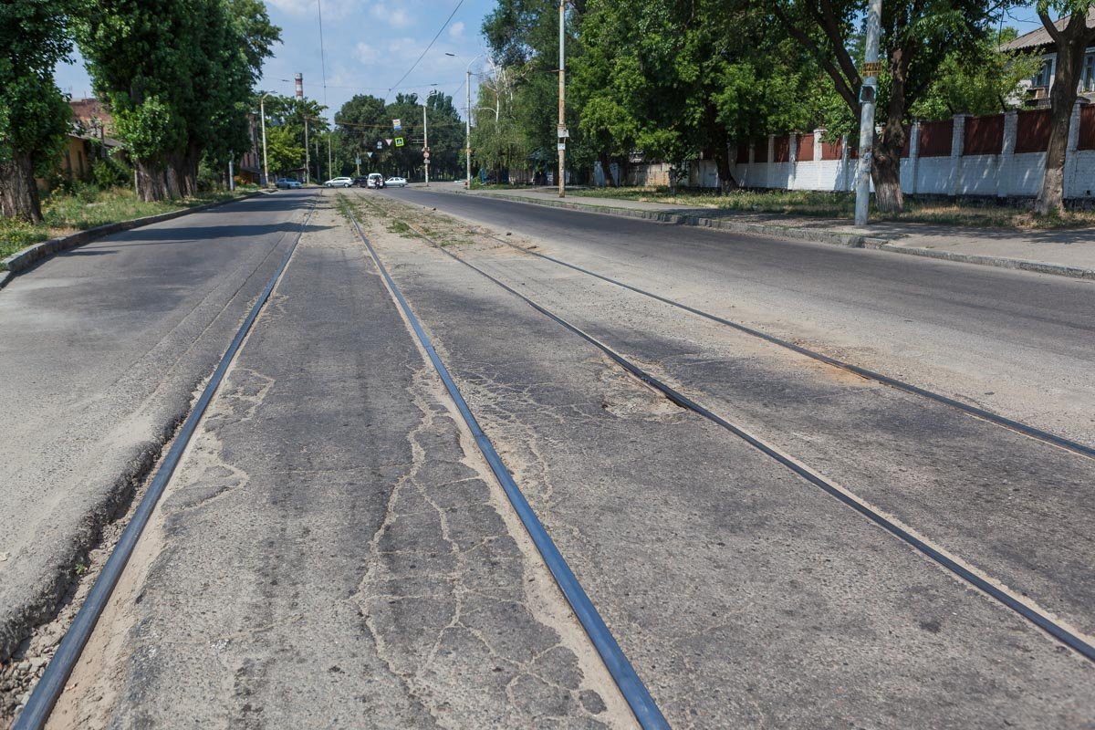 Вдоль всей улицы Белелюбского трамвайные пути "калечат" автомобили