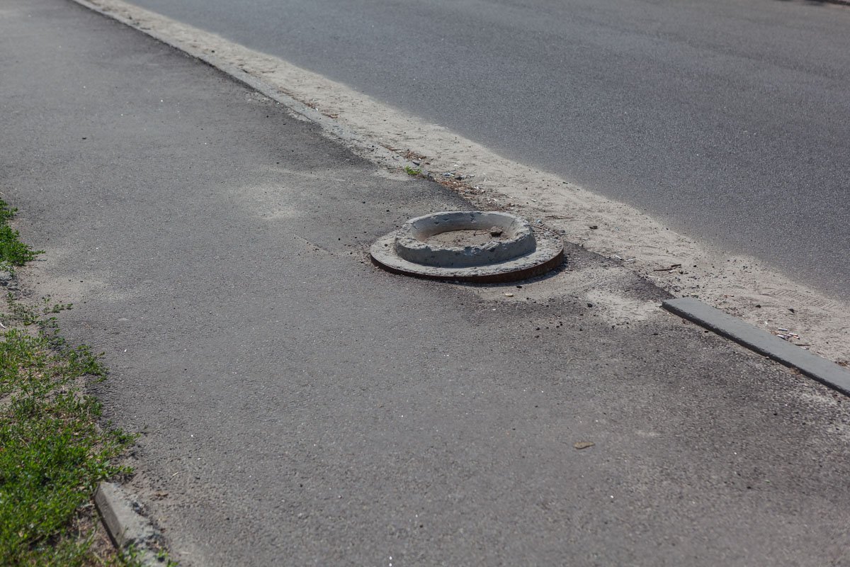 Старый люк никак не вписывается в общую картину Старый люк никак не вписывается в общую картину
