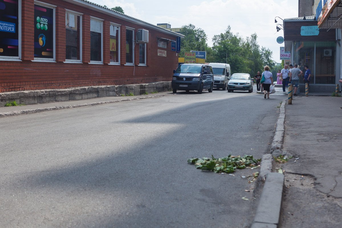Бордюрный камень обновили, но не везде Бордюрный камень обновили, но не везде