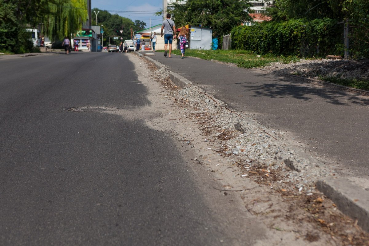 В некоторых местах остался старый "покусанный временем" бордюр В некоторых местах остался старый "покусанный временем" бордюр