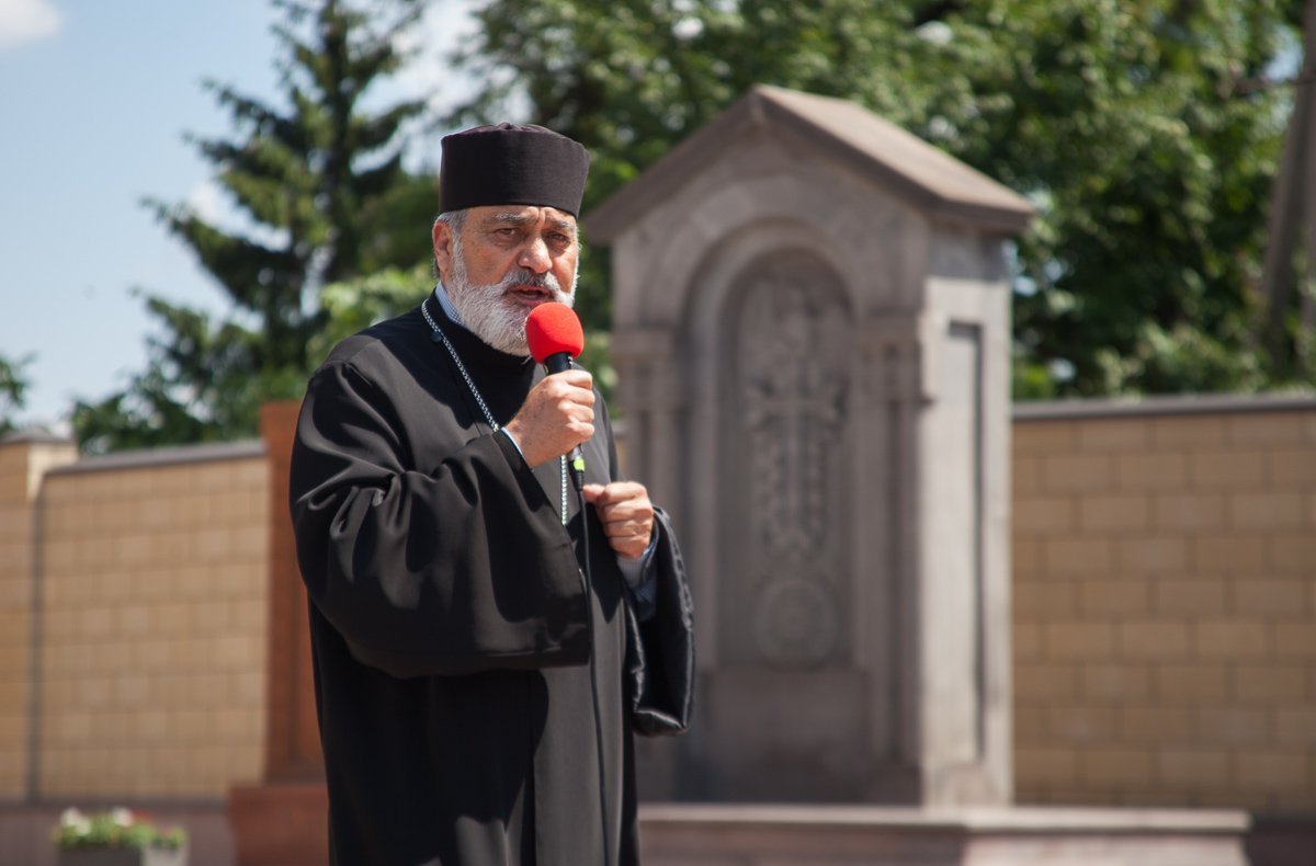 Настоятель Армянской апостольской церкви Святого Григора Лусаворича протоиерей Тер Амазасп