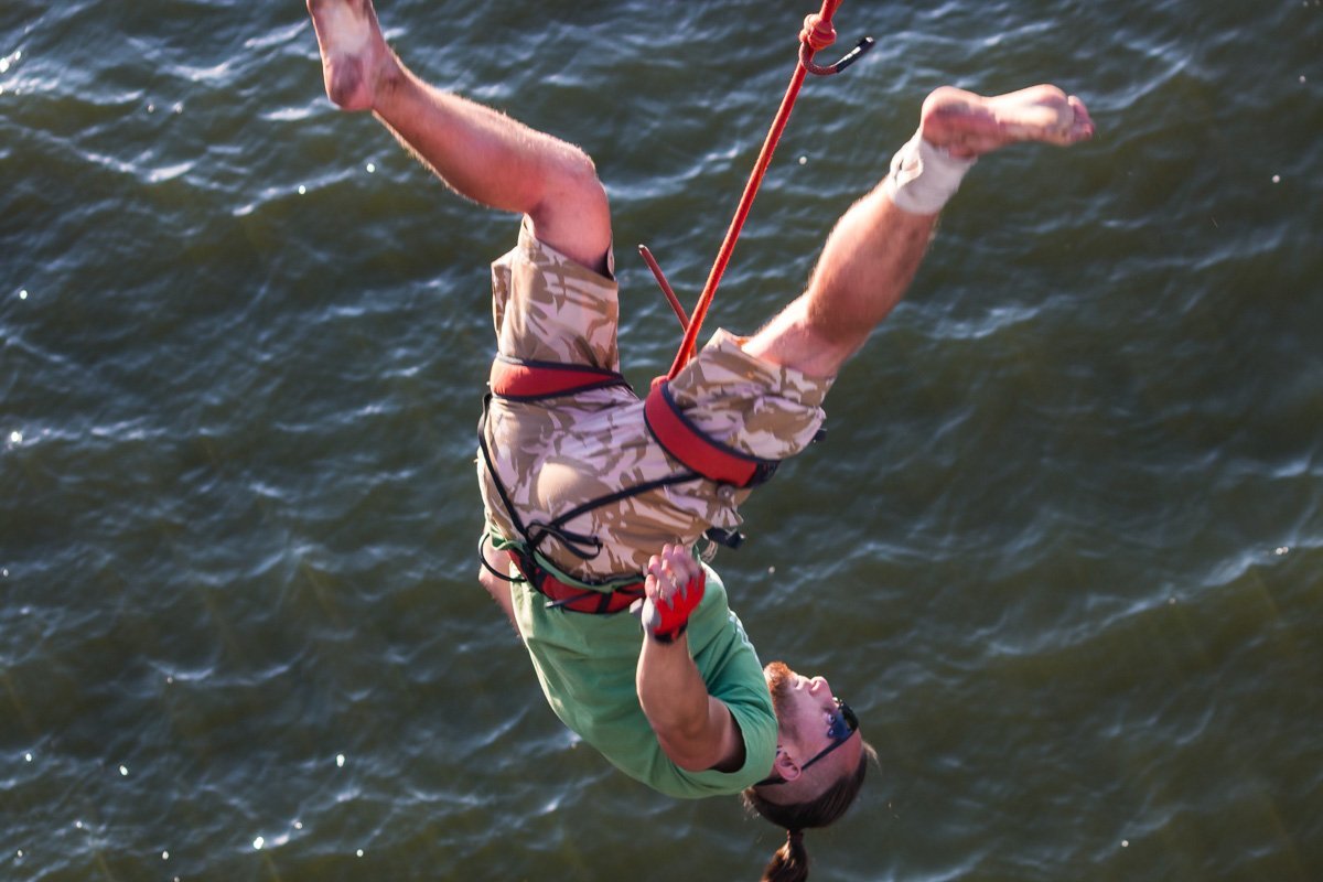 Кому-то нравится лежать на диване, а кому-то висеть верх тормашками 