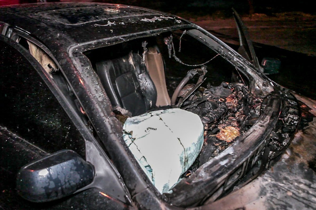 9 июля во дворе жилого дома на улице Усенко загорелся автомобиль Mazda 6