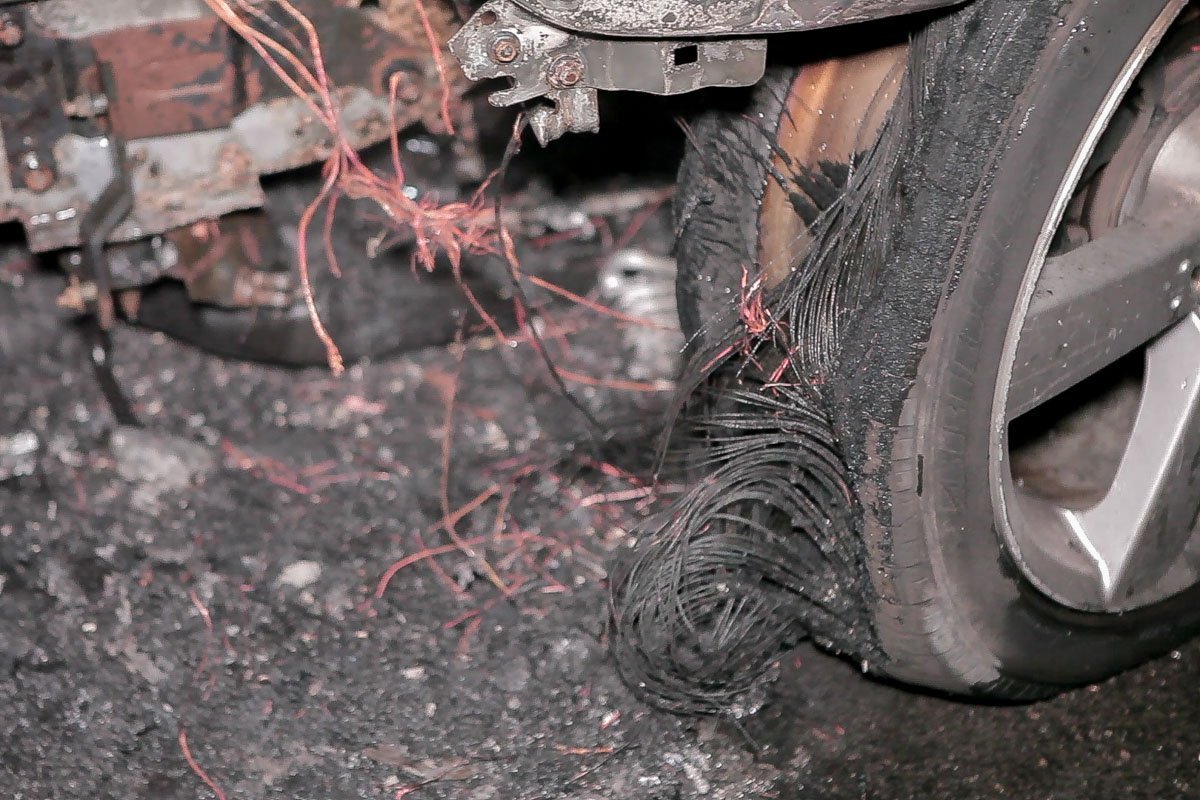 Спасателям удалось полностью потушить горящий автомобиль в течение 20 минут