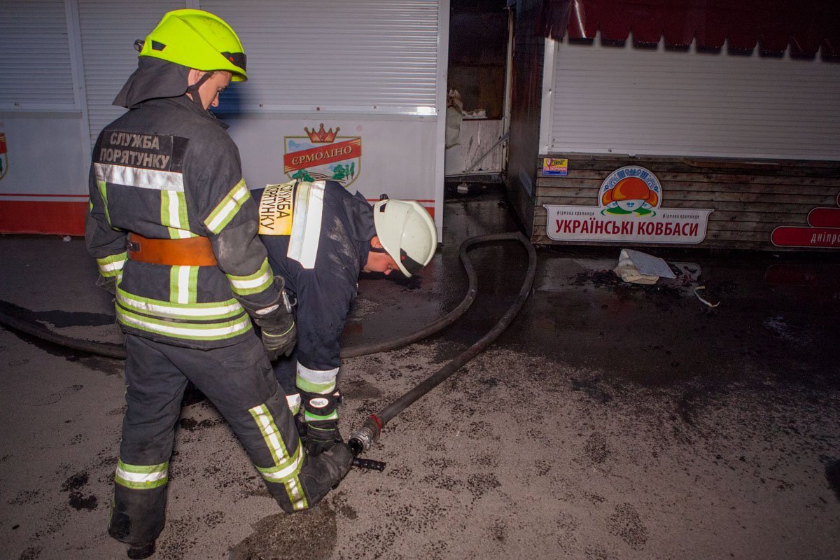 Ночью начался пожар в колбасном киоске «Українські ковбаси» Ночью начался пожар в колбасном киоске «Українські ковбаси»