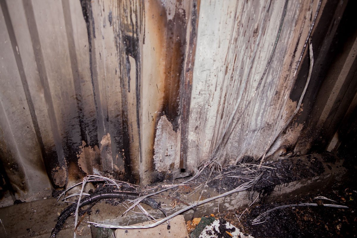 Спасателям удалось полностью потушить горящий киоск в 3:41 Спасателям удалось полностью потушить горящий киоск в 3:41