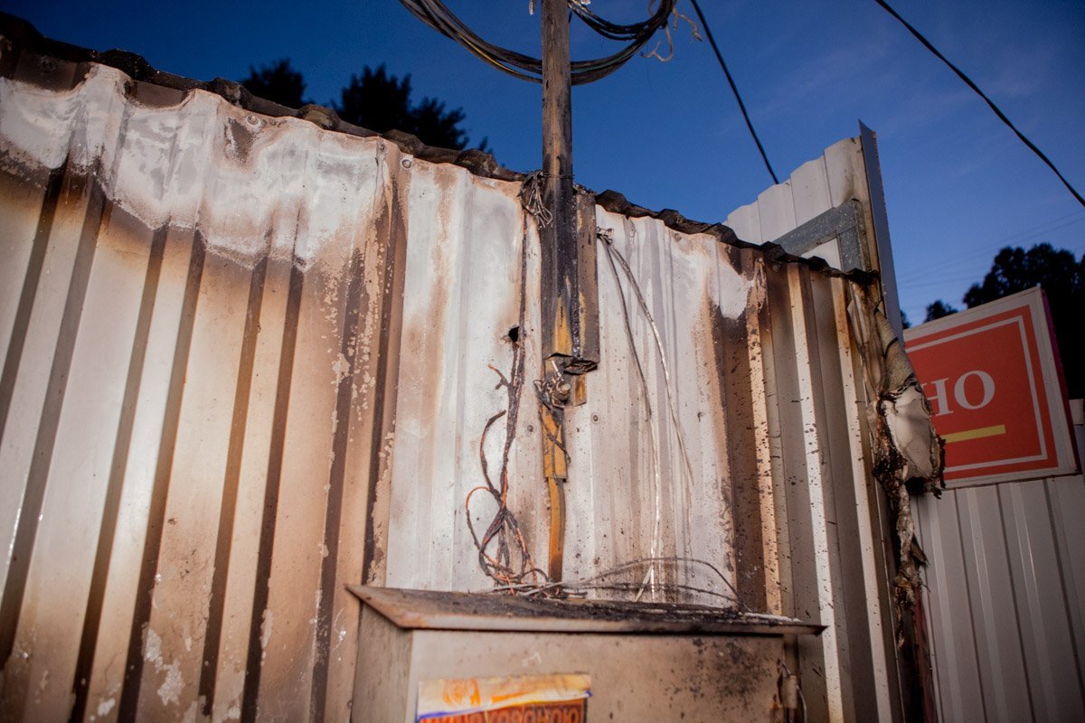 Огонь повредил внутреннюю обшивку помещения и потолок Огонь повредил внутреннюю обшивку помещения и потолок