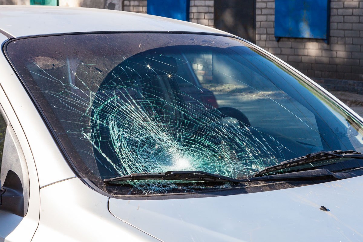 На лобовом стекле автомобиля образовалась большая трещина