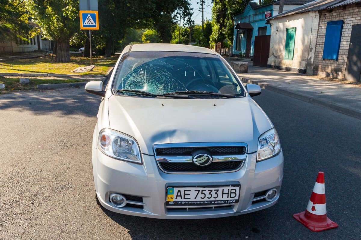 От удара на авто осталась вмятина 