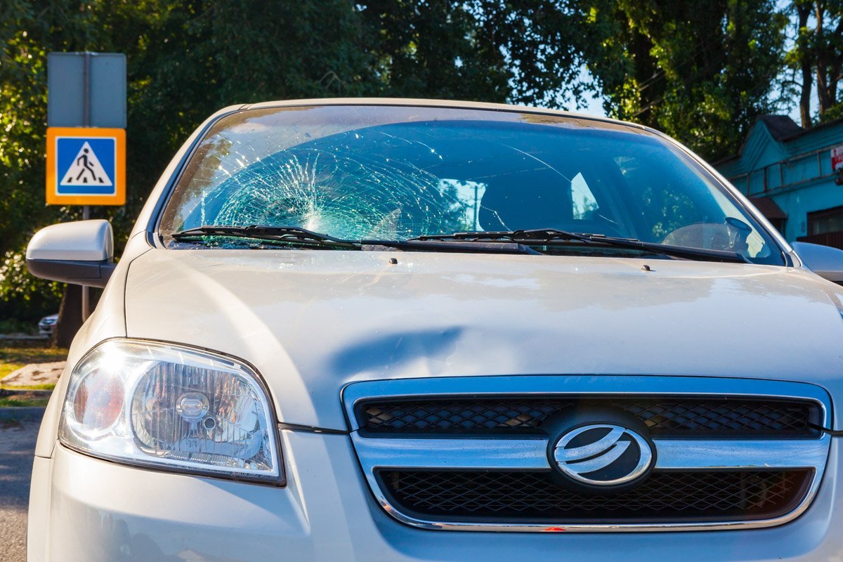 Дедушка переходил дорогу по пешеходному переходу