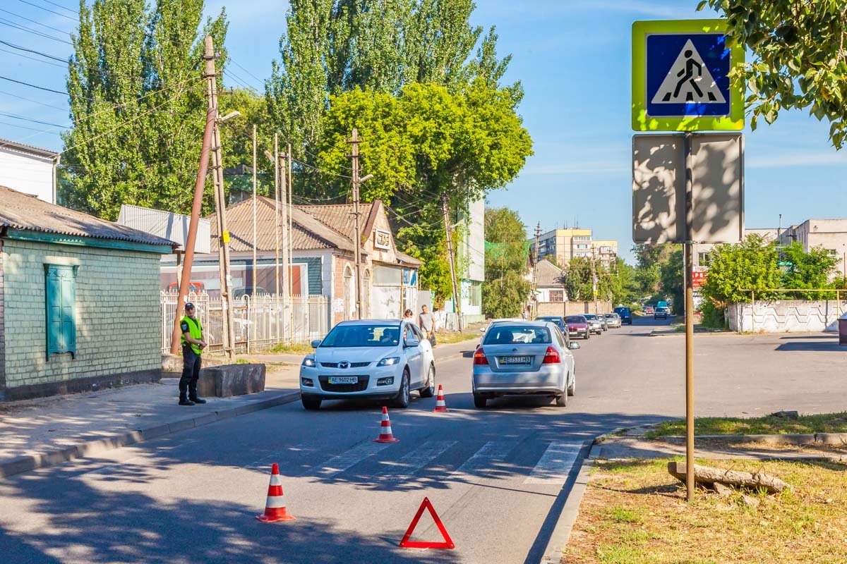 На месте аварии работают сотрудники патрульной полиции