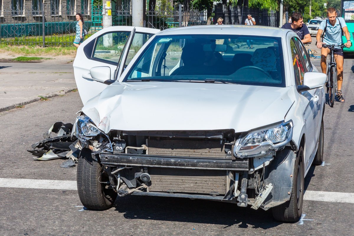 В результате аварии Peugeot получил серьезные повреждения  В результате аварии Peugeot получил серьезные повреждения