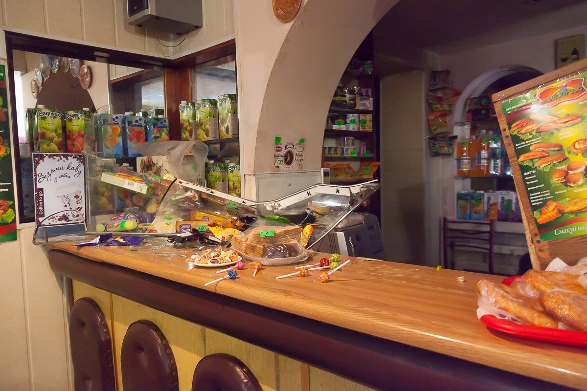 Трое мужчин разгромили витрину кафе Трое мужчин разгромили витрину кафе