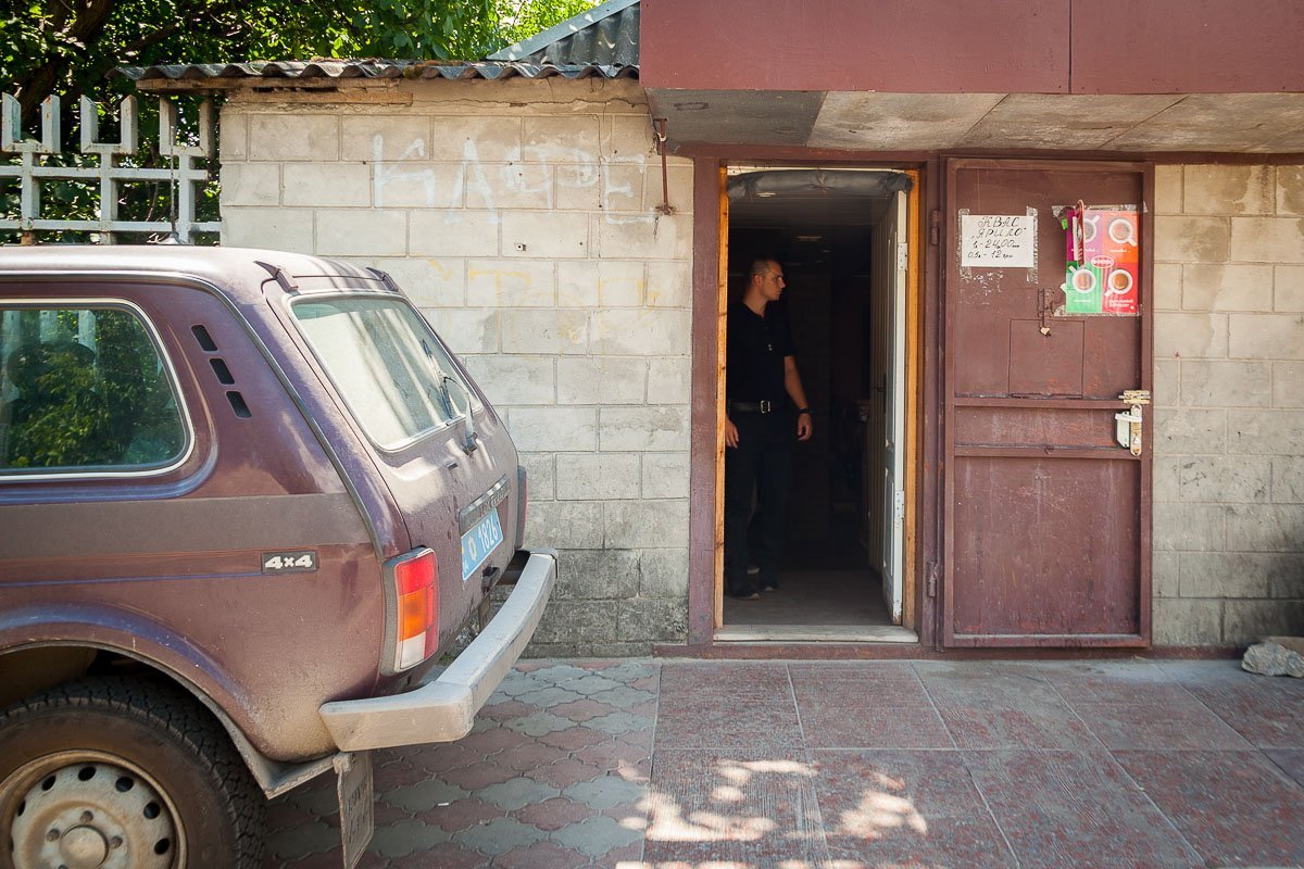 На выходе мужчины хлопнули железной дверью На выходе мужчины хлопнули железной дверью