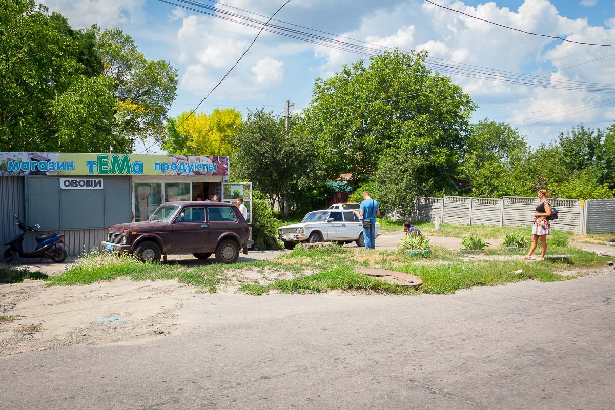 Мужчины бросали булыжники по магазину Мужчины бросали булыжники по магазину