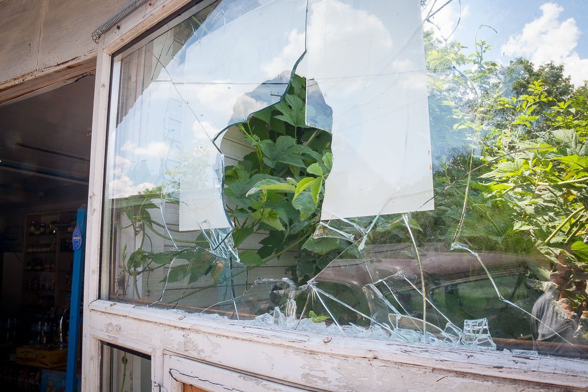 Злоумышленники не уходили, пока не разбили все стекла Злоумышленники не уходили, пока не разбили все стекла