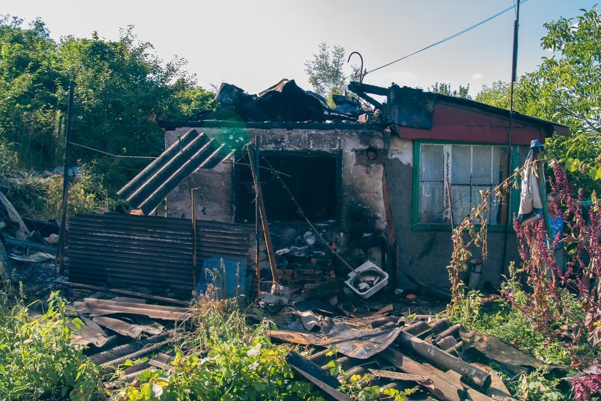 Огонь уничтожил практически все жилище Огонь уничтожил практически все жилище