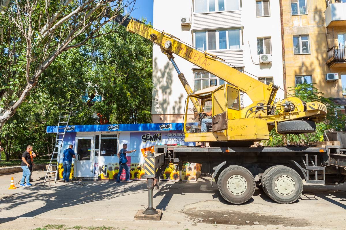 МАФ демонтировали с помощью крана