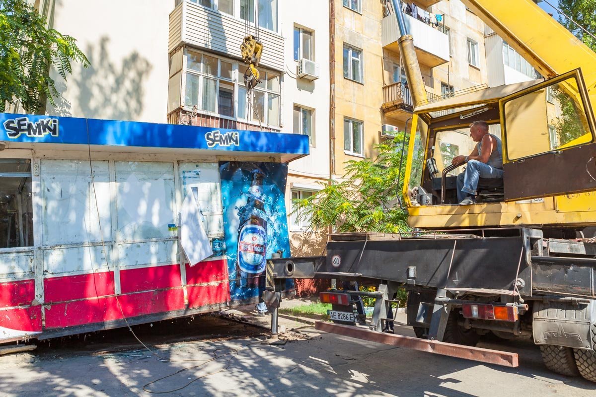 Под крики, ссоры и оскорбления магазин все-таки демонтировали