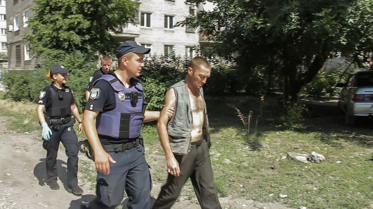 Рядом с телом находилось трое неизвестных Рядом с телом находилось трое неизвестных