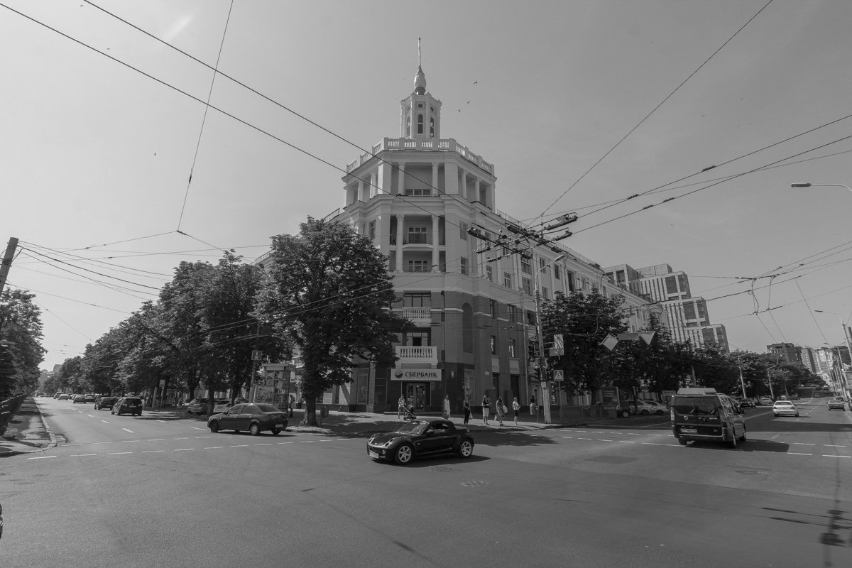 Кто сказал, что тоска — зеленого цвета? У нее нет оттенка — она так сера ! Зелень нам навевает мысли про лето. А тоска — словно пепел с золой — скучна…