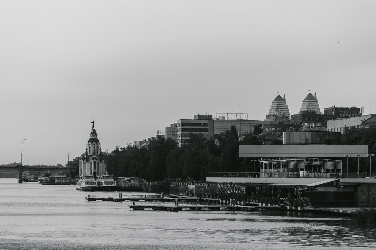 Грусть — это изысканный напиток с тонким букетом, который лучше всего смаковать в полном одиночестве, вдали от посторонних глаз.