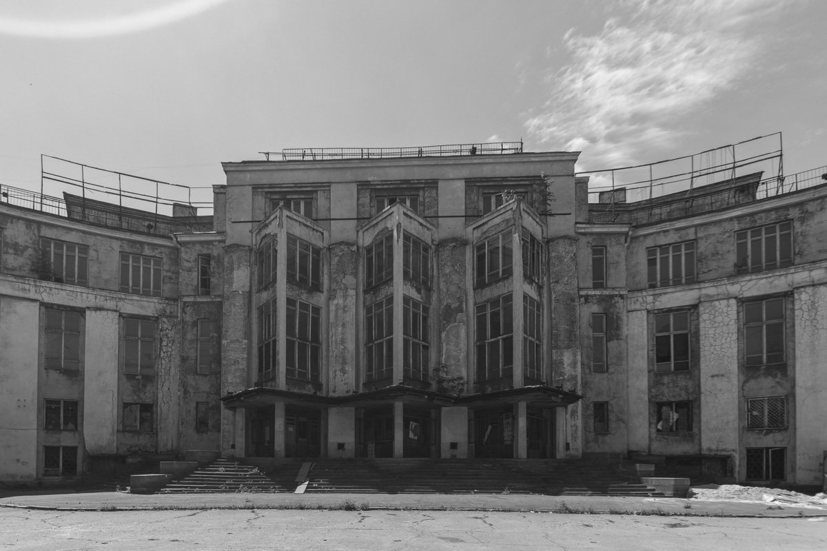 Мы восхищаемся древностью, но живем современностью.