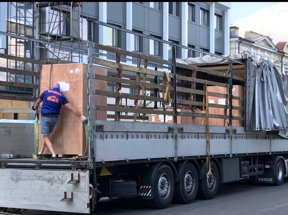 В больницу уже завезли важный аппарат для исследования кровеносных сосудов - ангиограф В больницу уже завезли важный аппарат для исследования кровеносных сосудов - ангиограф