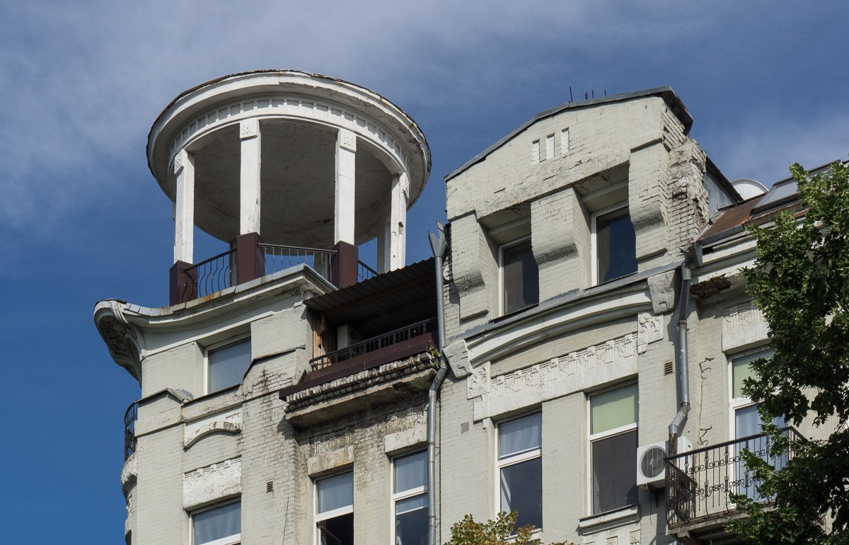 Здесь проживала семья академика Яворницкого, профессора Танатара и еще двадцать преподавателей ВУЗов