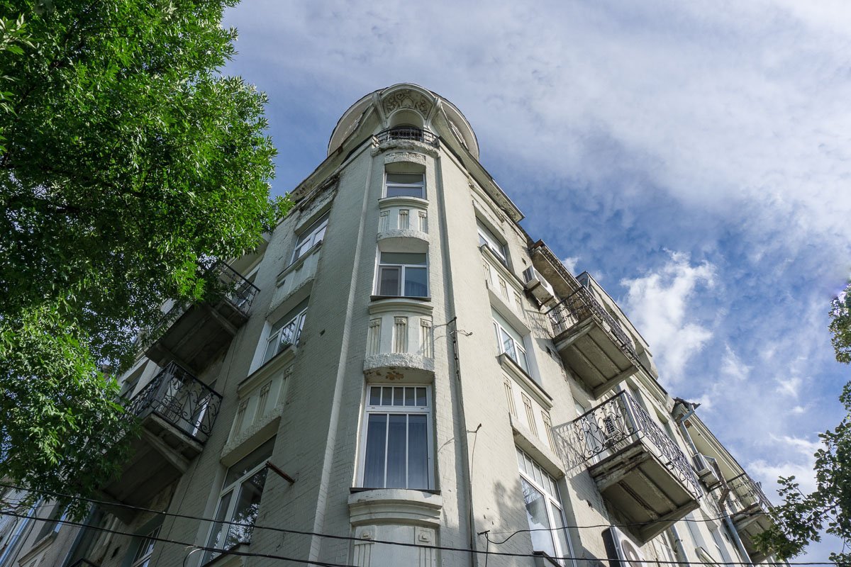 Самым знаменитым уголком этого дома была чайная, в которой никогда не было чая