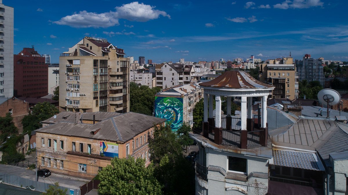 Сейчас на первых этажах расположились кафе и магазины, верхние этажи занимают жилые квартиры