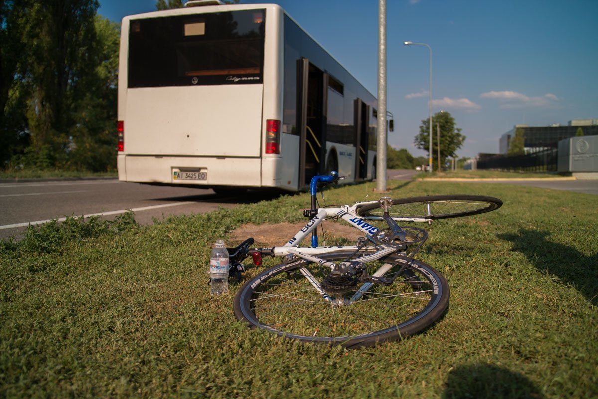 На Авиадиспетчерской парень на велосипеде врезался в служебный автобус На Авиадиспетчерской парень на велосипеде врезался в служебный автобус