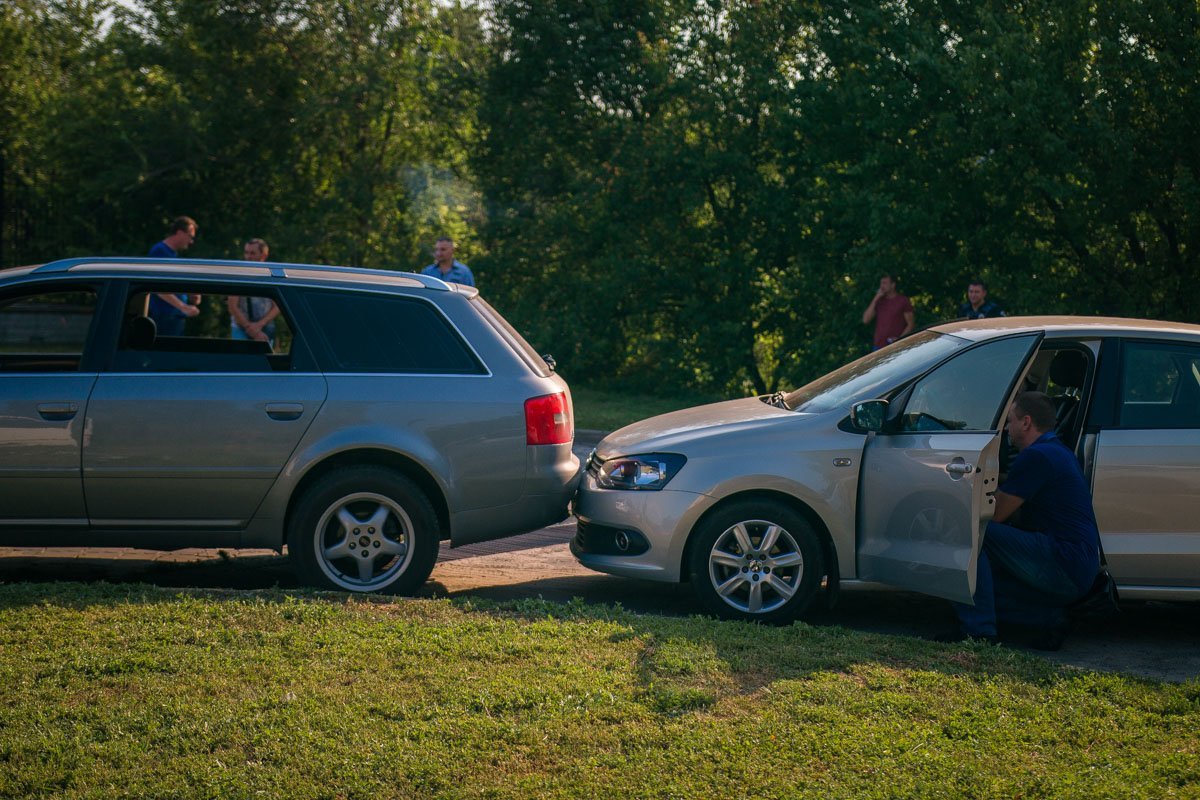 Мать пострадавшего так спешила к сыну, что на авто Volkswagen немного задела Audi Мать пострадавшего так спешила к сыну, что на авто Volkswagen немного задела Audi
