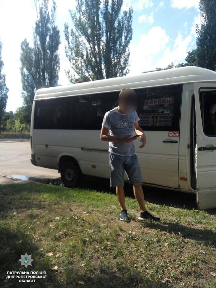 Правоохранители пообщались с водителем и осмотрели его личные вещи Правоохранители пообщались с водителем и осмотрели его личные вещи