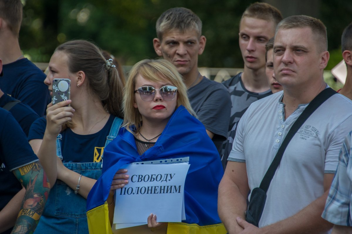 Выразить свою поддержку пришли члены общественных организаций, бывшие военнопленные, их родственники, представители разных религиозных конфессий и просто неравнодушные жители Днепра Выразить свою поддержку пришли члены общественных организаций, бывшие военнопленные, их родственники, представители разных религиозных конфессий и просто неравнодушные жители Днепра