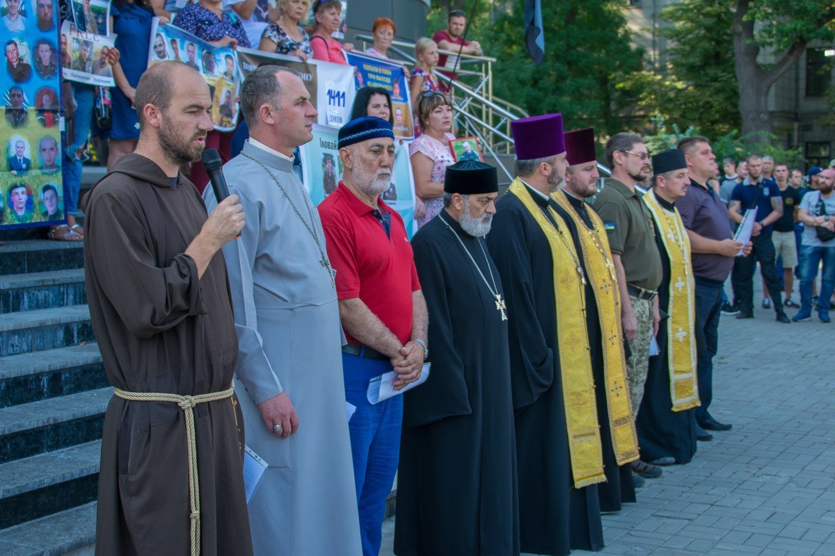 С речью выступили представители разных конфессий, имя каждого идентифицированного заключенного прозвучало в молитве С речью выступили представители разных конфессий, имя каждого идентифицированного заключенного прозвучало в молитве