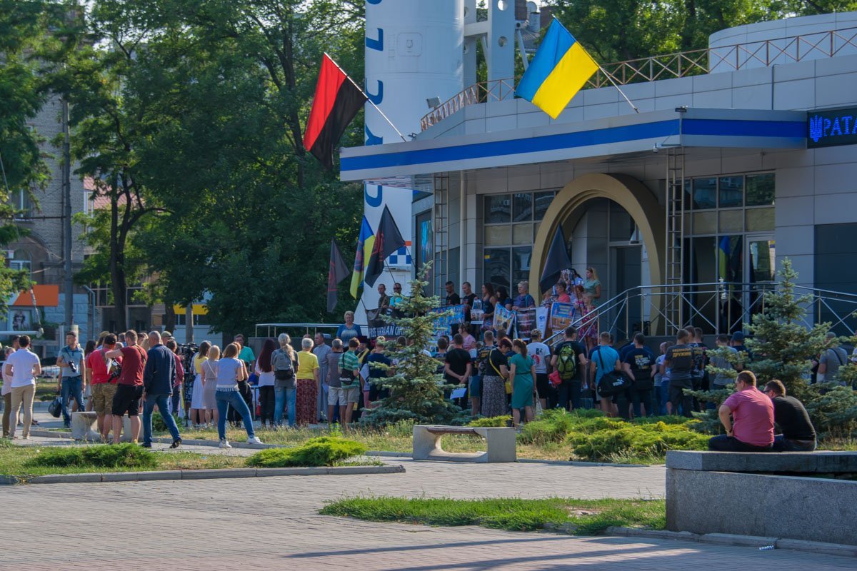 Пикетирующие просили освободить всех граждан Украины, незаконно лишенных свободы на временно оккупированных территориях Пикетирующие просили освободить всех граждан Украины, незаконно лишенных свободы на временно оккупированных территориях