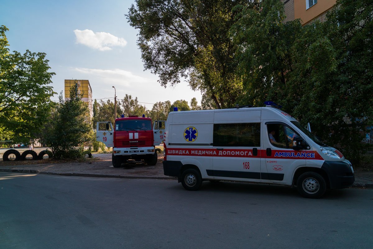 Возле школы также дежурила машина скорой медицинской помощи Возле школы также дежурила машина скорой медицинской помощи