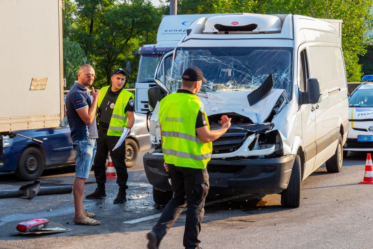 Водитель Mercedes помогал патрульным регулировать движение Водитель Mercedes помогал патрульным регулировать движение