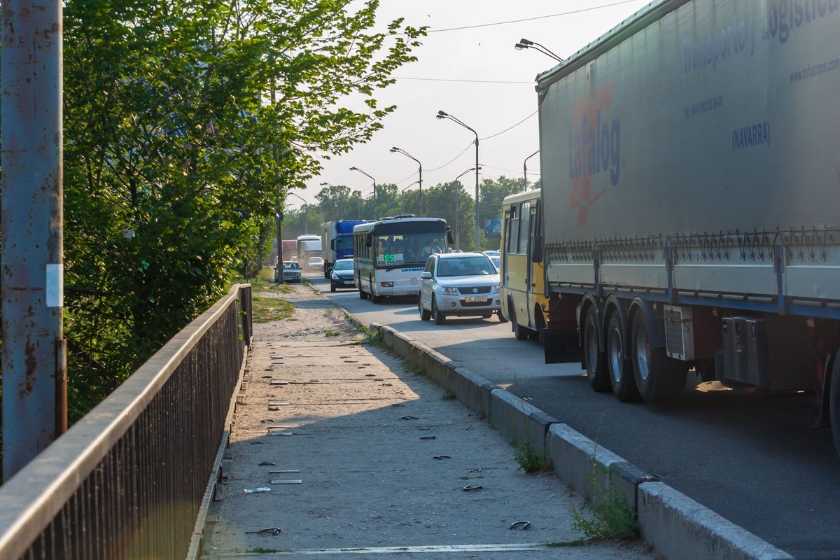 На Кайдакском мосту образовалась огромная пробка На Кайдакском мосту образовалась огромная пробка