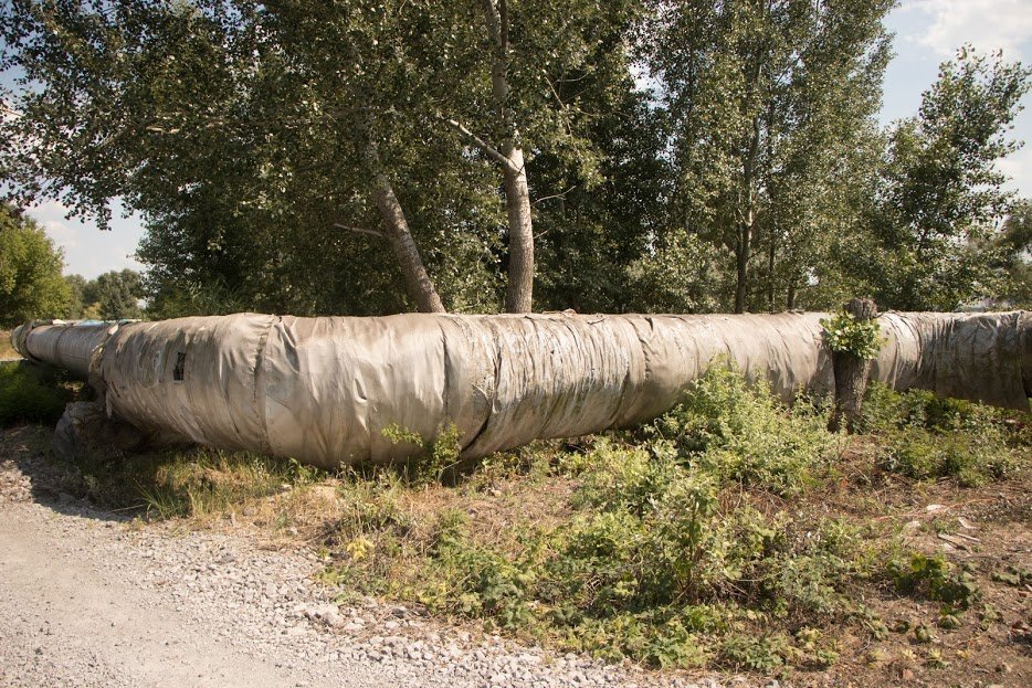 Здесь несколько лет не утепляли трубы. Здесь несколько лет не утепляли трубы.