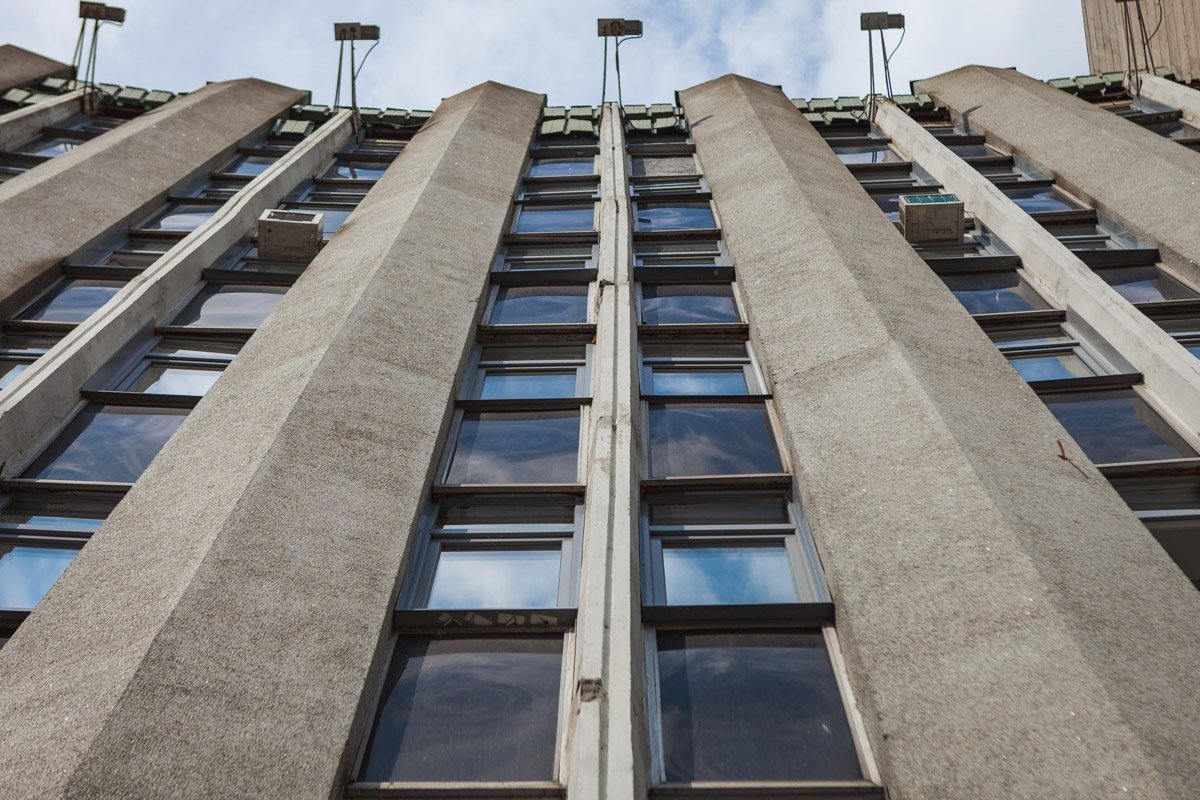 Теперь здесь работают чиновники и заседают депутаты городского совета