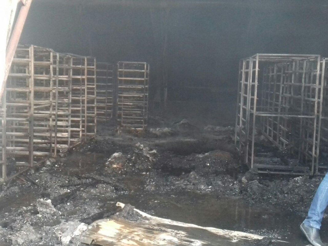 Внутри склада сгорели деревянные поддоны