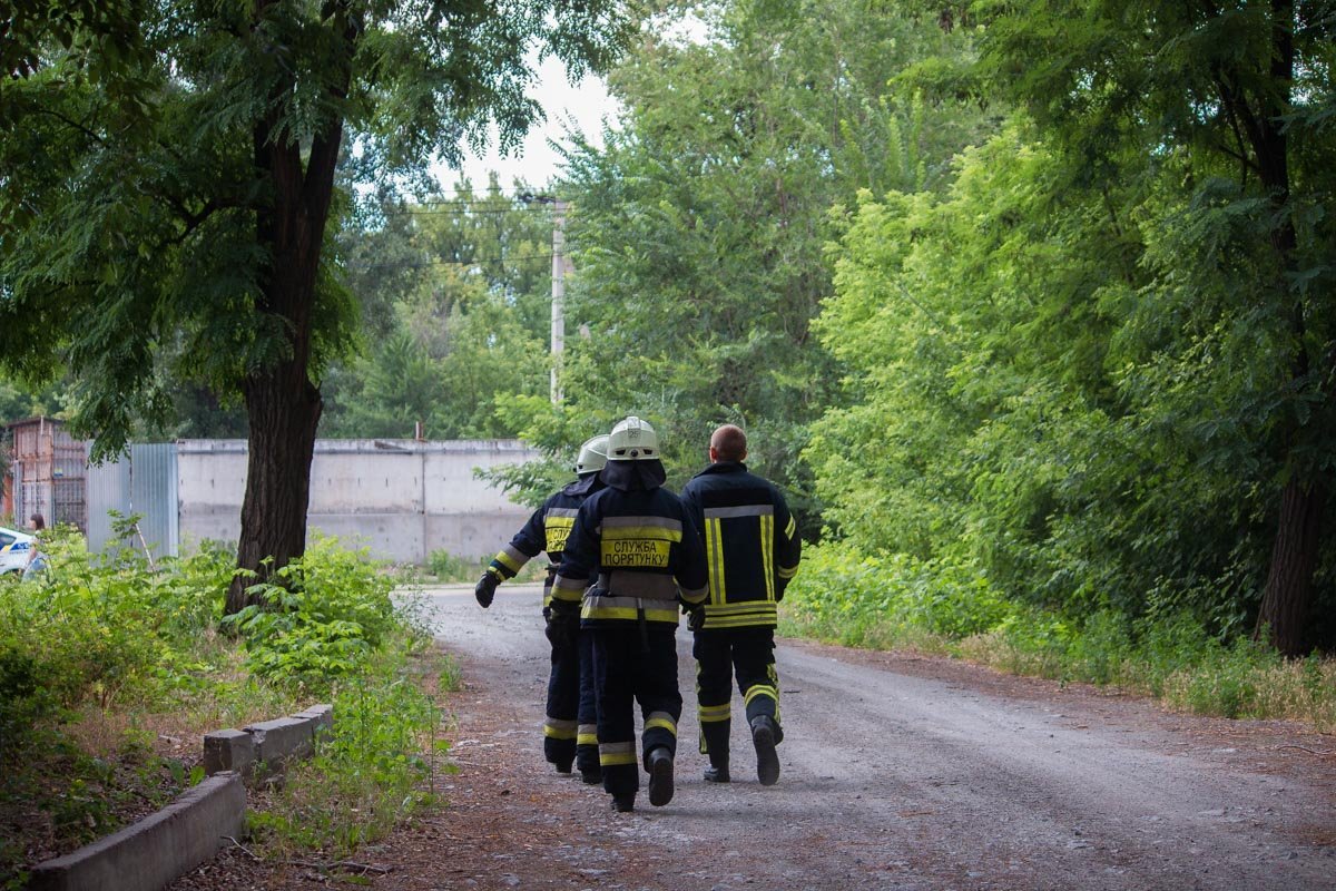 Спасатели направляются к месту пожара