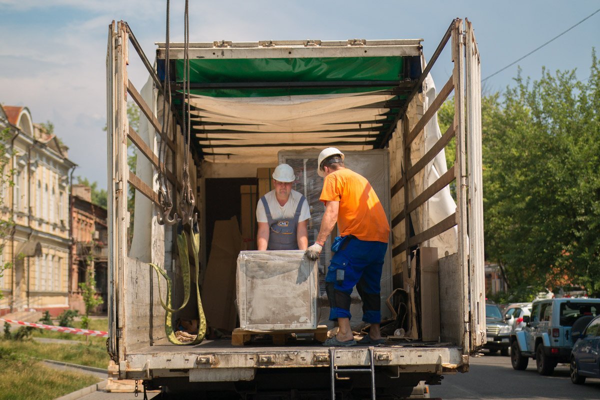 Мужчины работают не покладая рук Мужчины работают не покладая рук