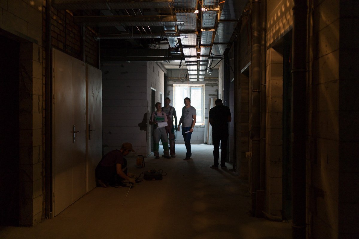 Хоть корпус и пуст, но жизнь в нем кишит  Хоть корпус и пуст, но жизнь в нем кишит