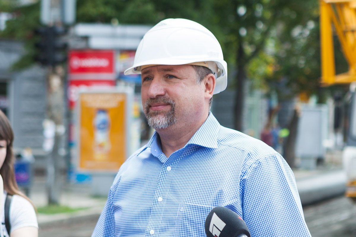 Андрей Лепешкин сообщил, что проезд по проспекту Яворницкого будут "открывать" постепенно Андрей Лепешкин сообщил, что проезд по проспекту Яворницкого будут "открывать" постепенно