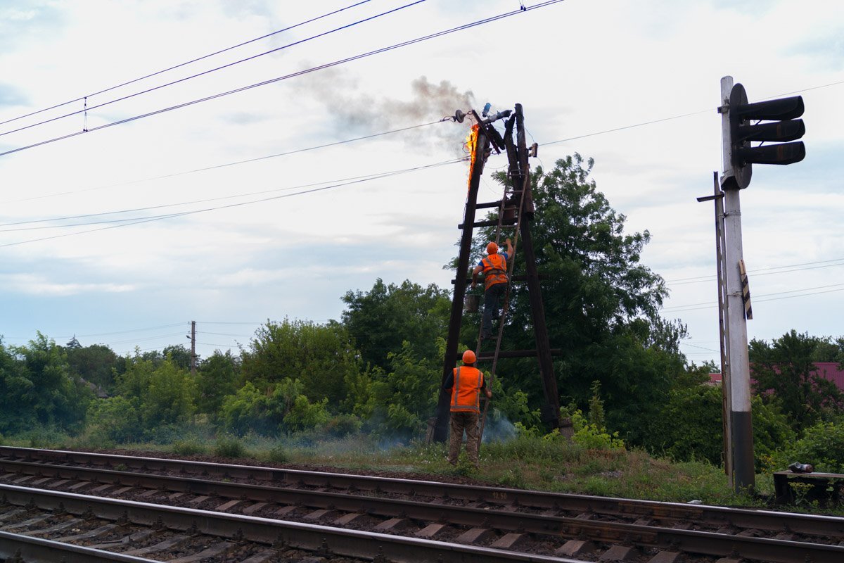 Деревянная электроопора загорелась от удара молнии Деревянная электроопора загорелась от удара молнии